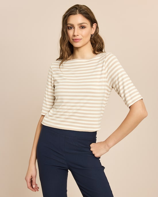 Produktabbildung für Shirt mit elegantem U-Boot-Ausschnitt