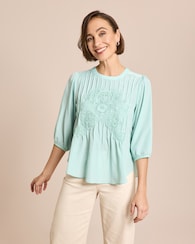 Produktabbildung für Plissé-Bluse mit floraler Stickerei