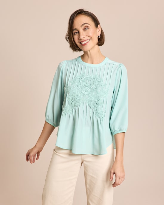 Produktabbildung für Plissé-Bluse mit floraler Stickerei