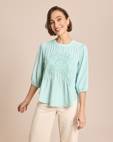Produktabbildung für Plissé-Bluse mit floraler Stickerei