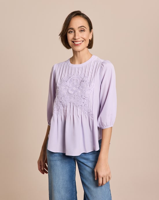 Produktabbildung für Plissé-Bluse mit floraler Stickerei