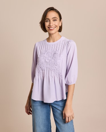 Produktabbildung für Plissé-Bluse mit floraler Stickerei