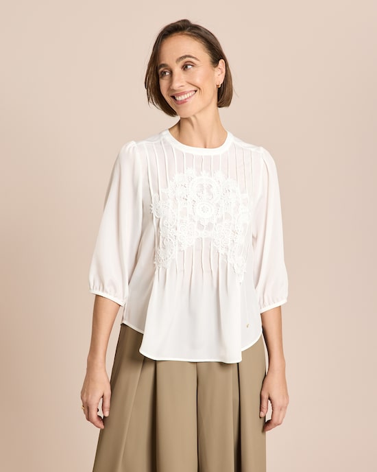 Produktabbildung für Plissé-Bluse mit floraler Stickerei