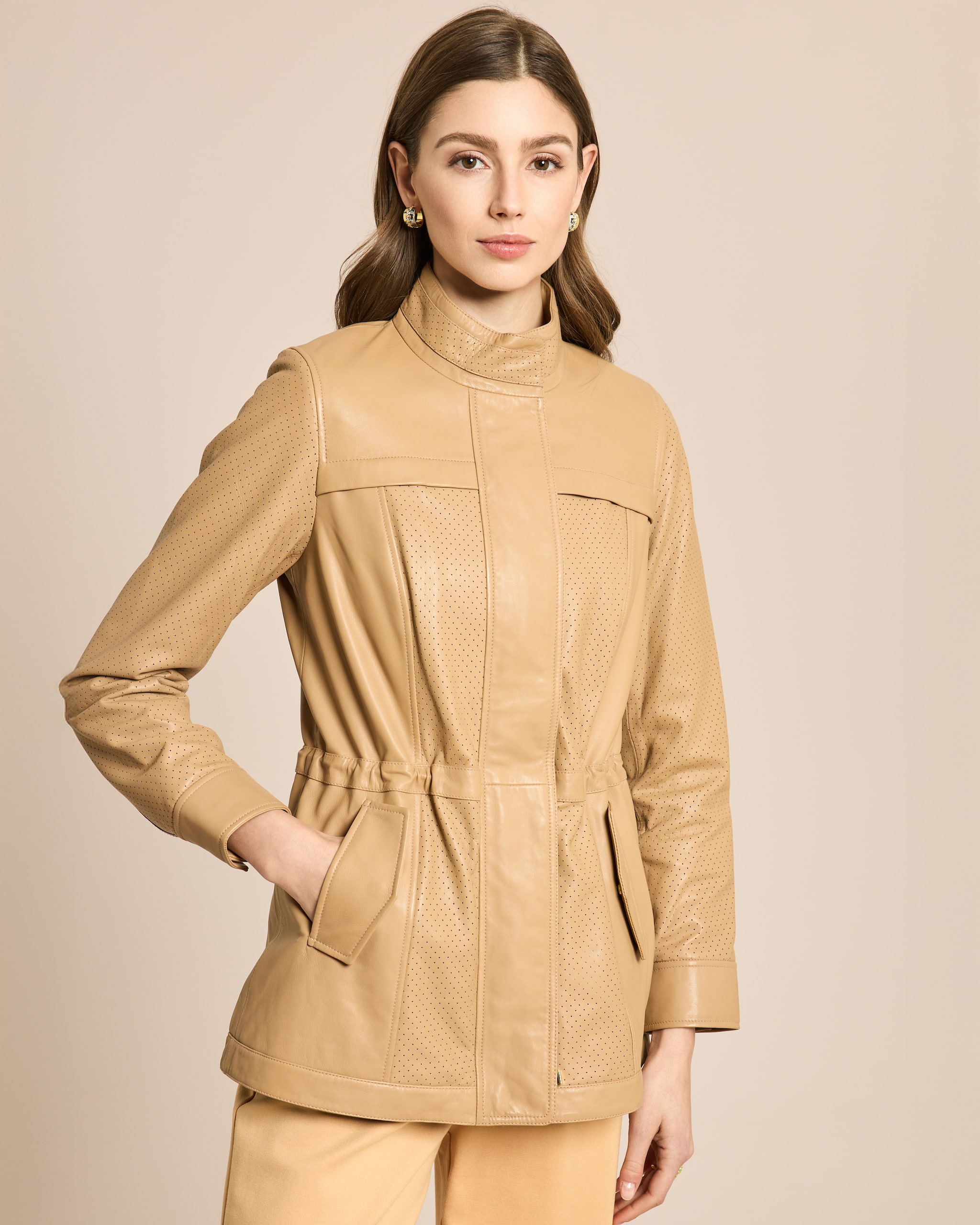 Produktabbildung für Lederjacke mit Perforierungsdetails