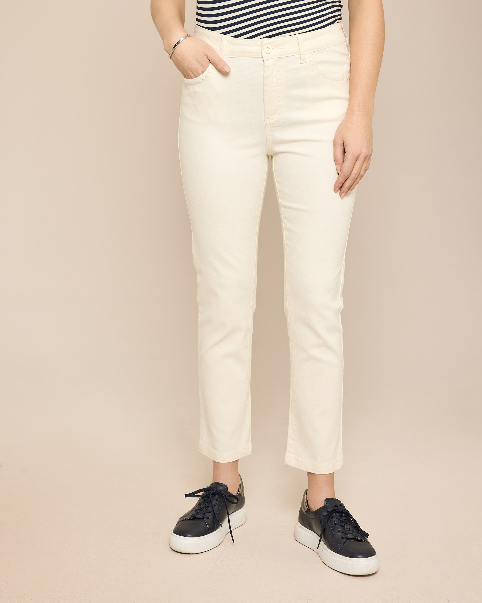 Produktabbildung für Slim Fit Jeans verkürzt mit Zierstichen
