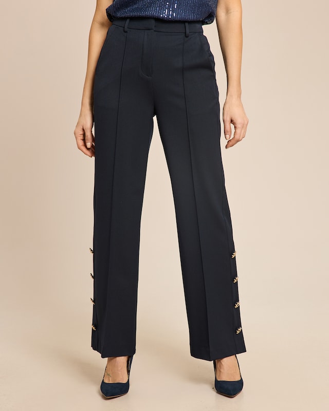 Hose mit Knopfdetails