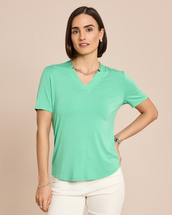 Produktabbildung für Shirt mit dekorativem V-Ausschnitt