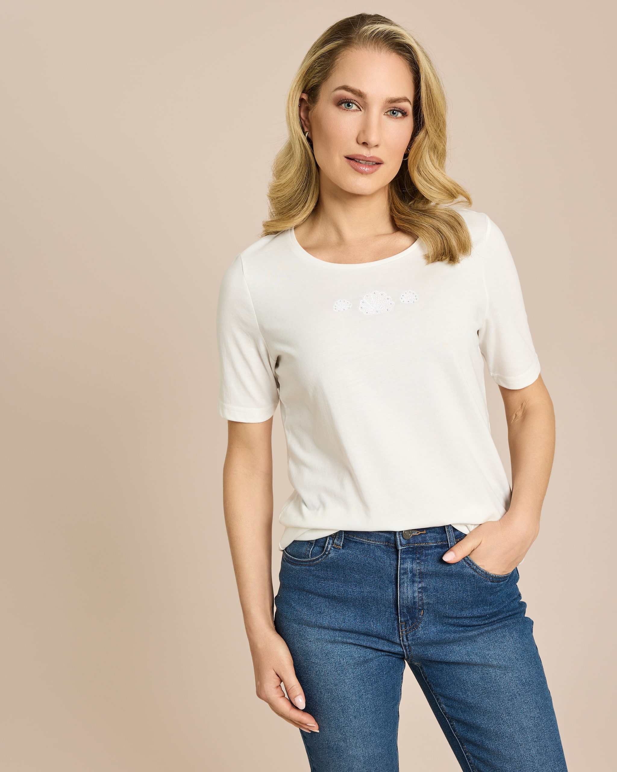 Produktabbildung für Shirt mit Stickereien und Strassapplikationen