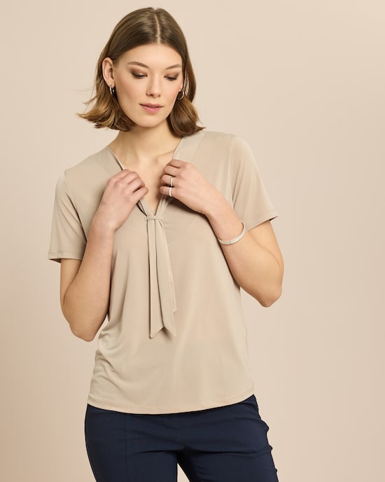 Produktabbildung für Shirt mit V-Ausschnitt und Schluppe