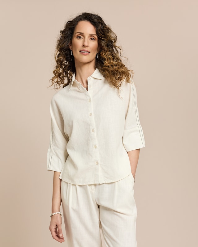 Leinen-Bluse mit Schmuckkette