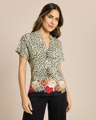 Produktabbildung für Shirt mit Leo- und Blütenprint