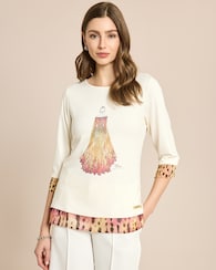 Produktabbildung für Shirt mit Modeskizze und Kontrastdetail