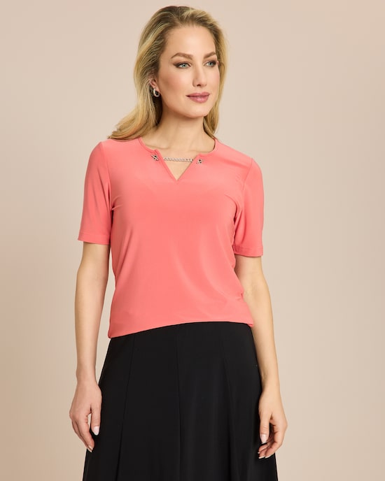 Produktabbildung für Shirt mit Kettendeko am Ausschnitt