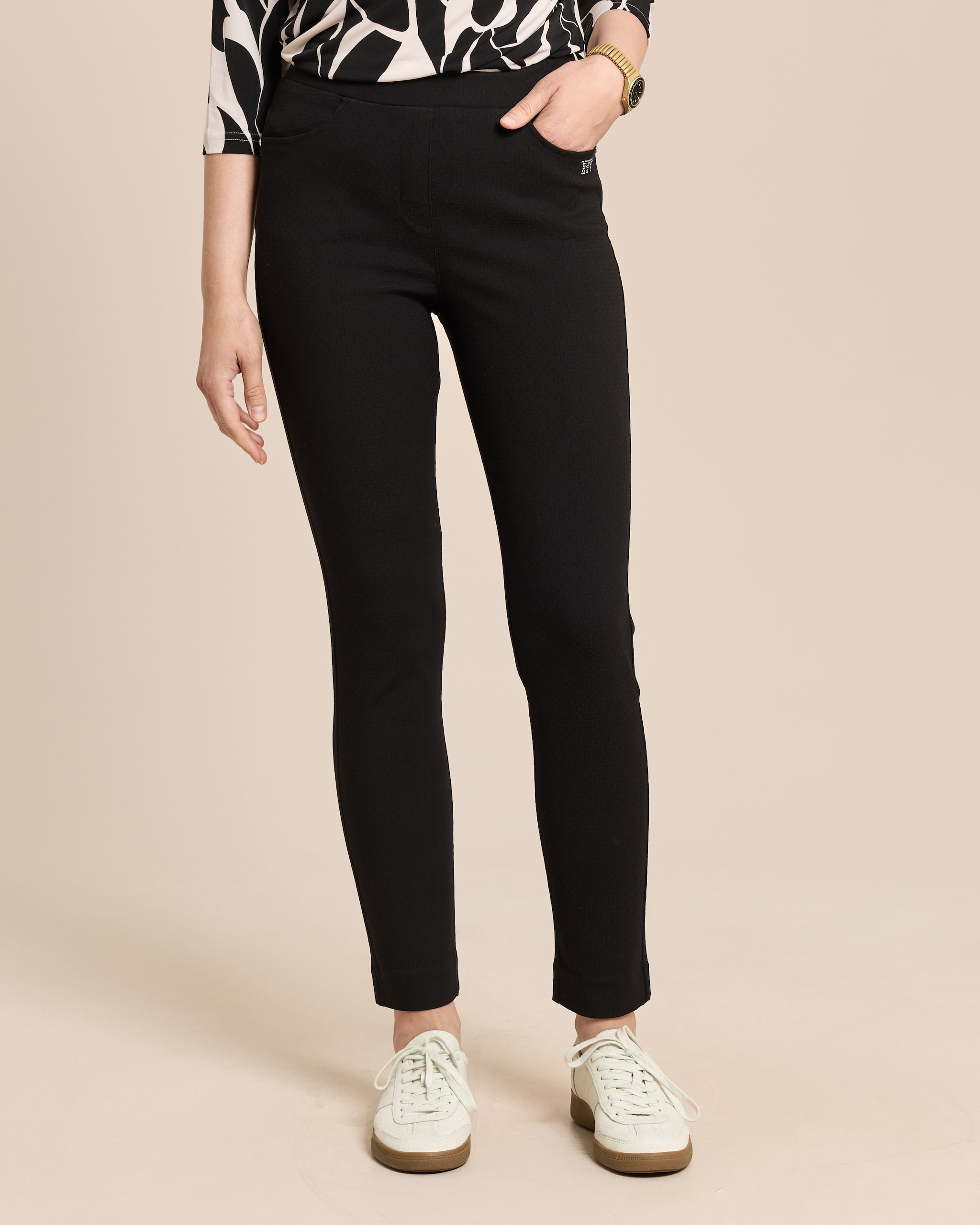 Produktabbildung für Slim Fit Schlupfhose Helga mit Jacquard-Struktur