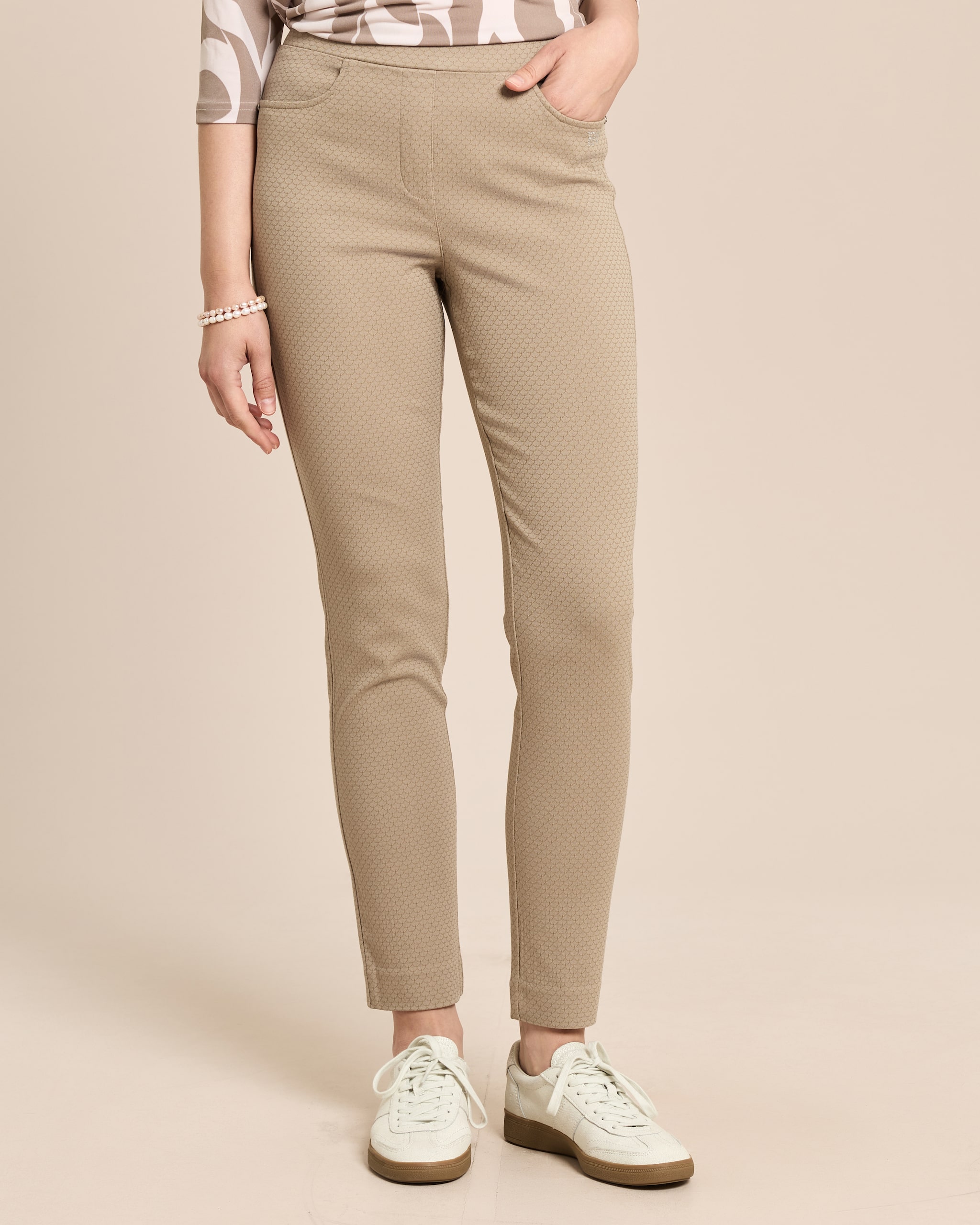 Produktabbildung für Slim Fit Schlupfhose Helga mit Jacquard-Struktur