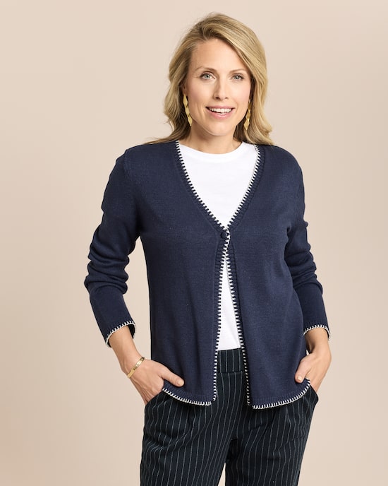 Produktabbildung für Cardigan mit Dekostichen in Kontrast