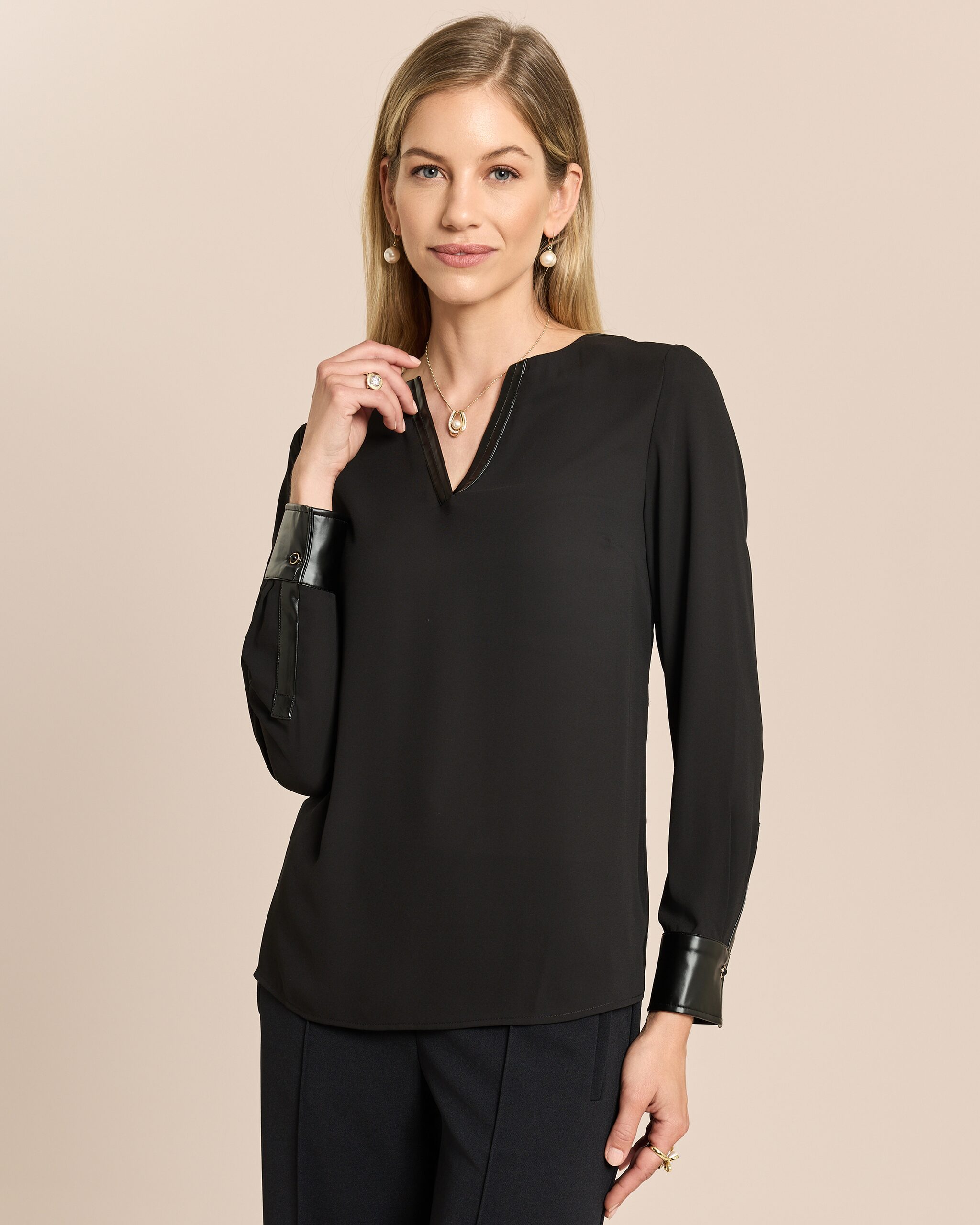Produktabbildung für Chiffon-Bluse mit Lederimitat