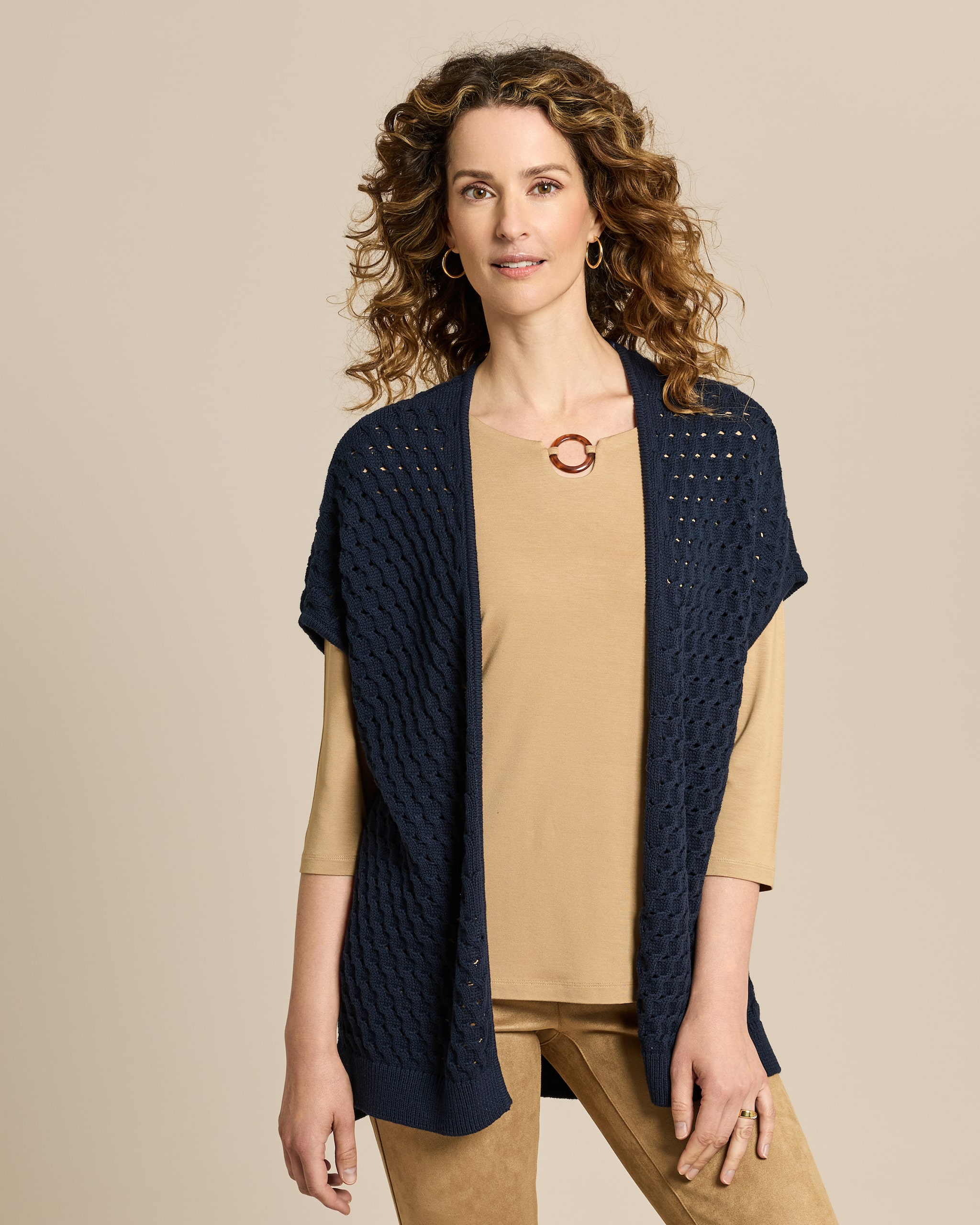 Produktabbildung für Strickcardigan mit Zopf-Ajour-Muster