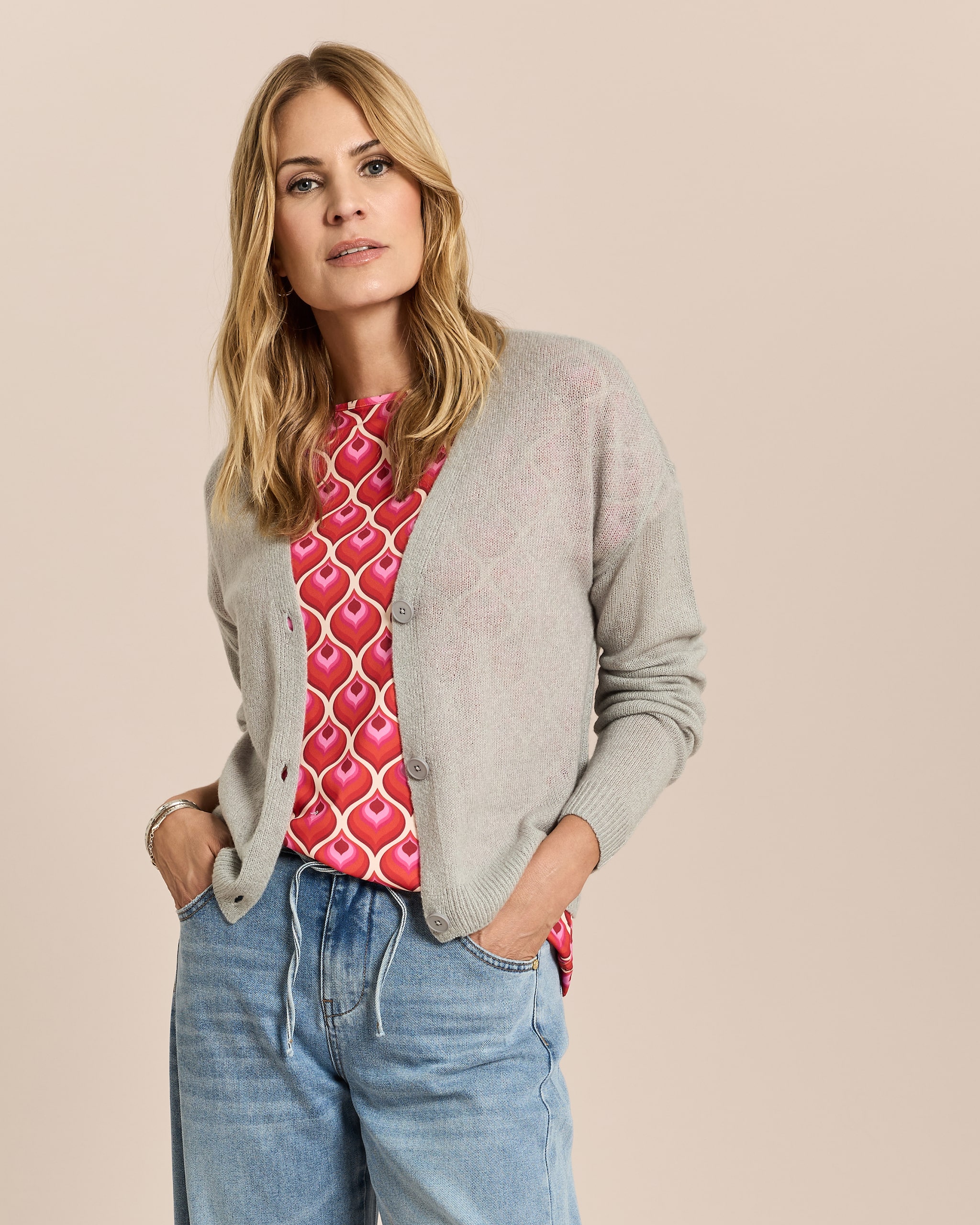 Produktabbildung für Strickjacke mit Knopfleiste