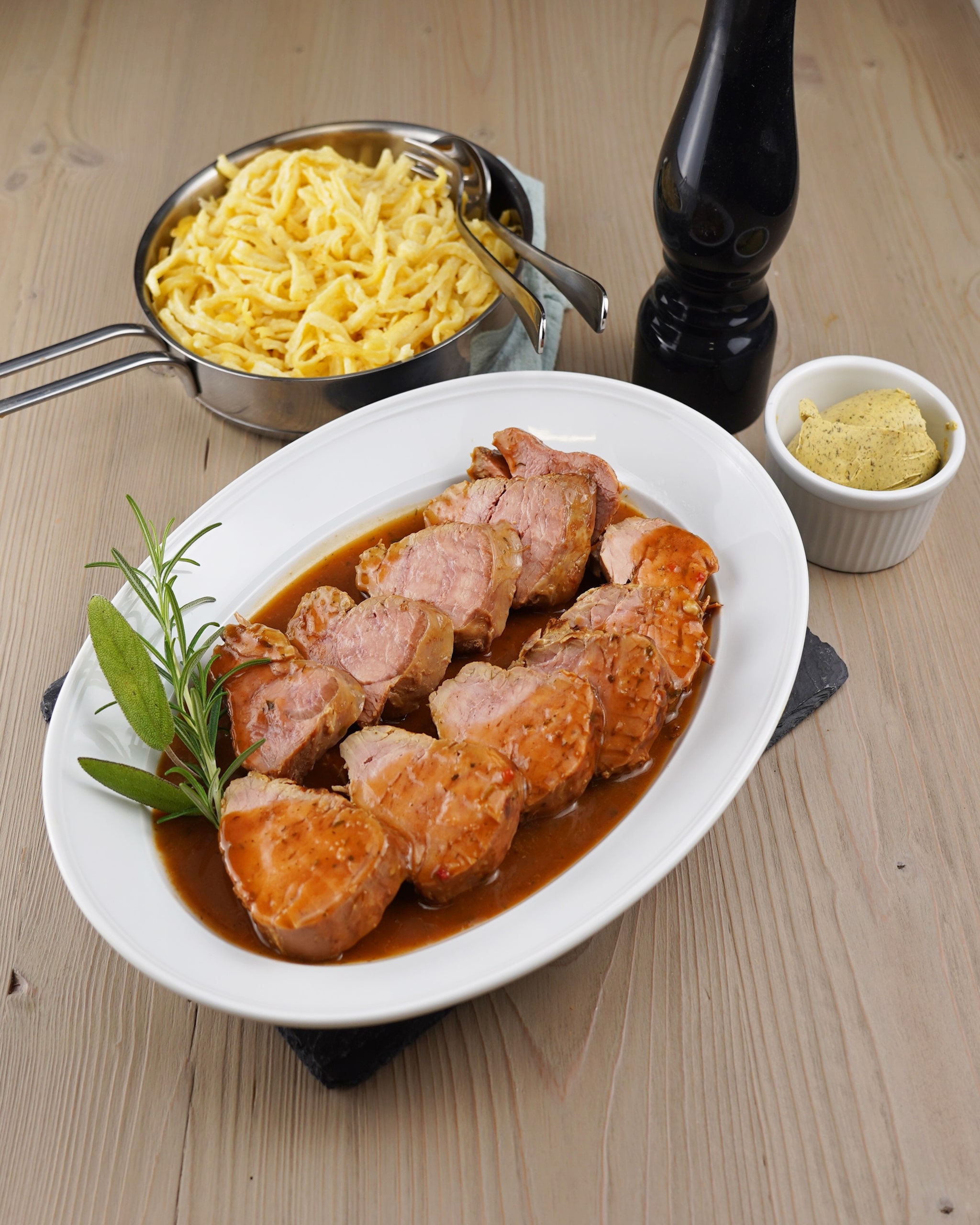 Produktabbildung für Schweinefilet mit Kräuterbuttersoße, 900 g