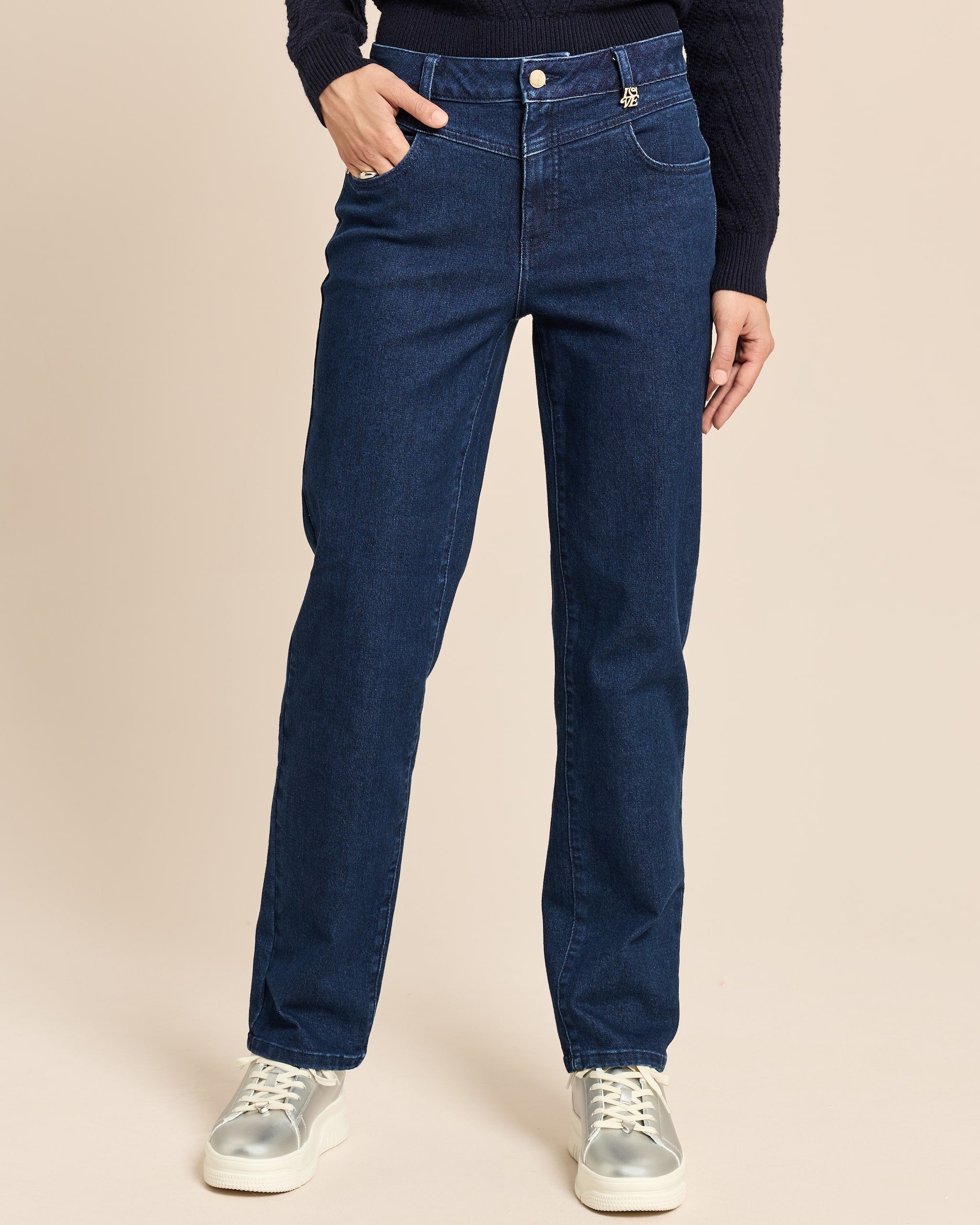 Produktabbildung für Straight Leg Jeans mit LOVE Detail