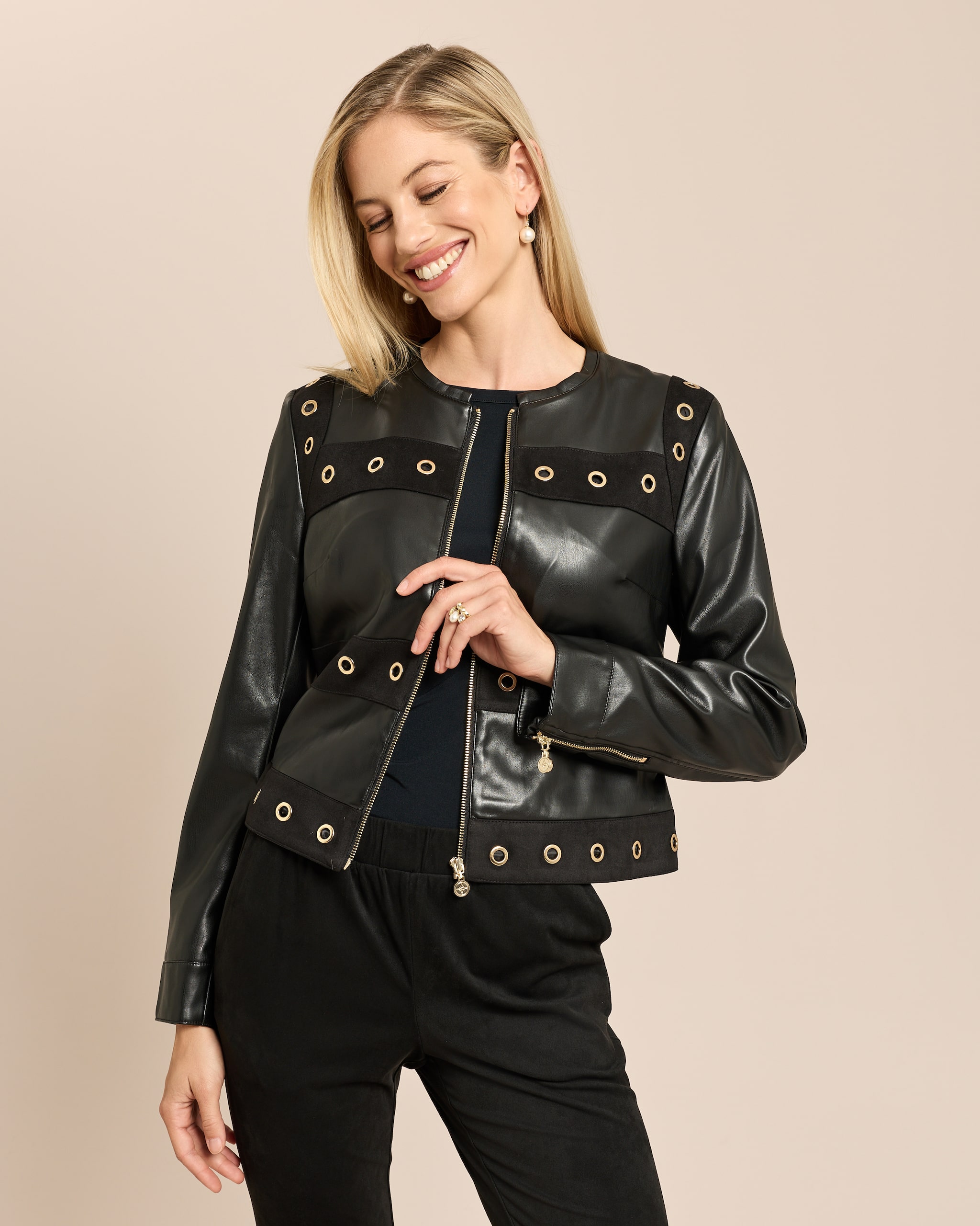 Produktabbildung für Lederimitatjacke mit Oesenverzierung