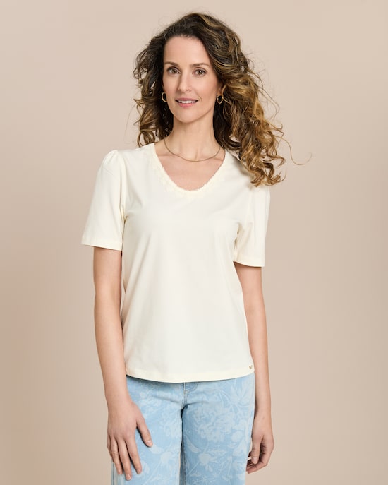 Produktabbildung für Shirt mit Blütenspitze am Ausschnitt