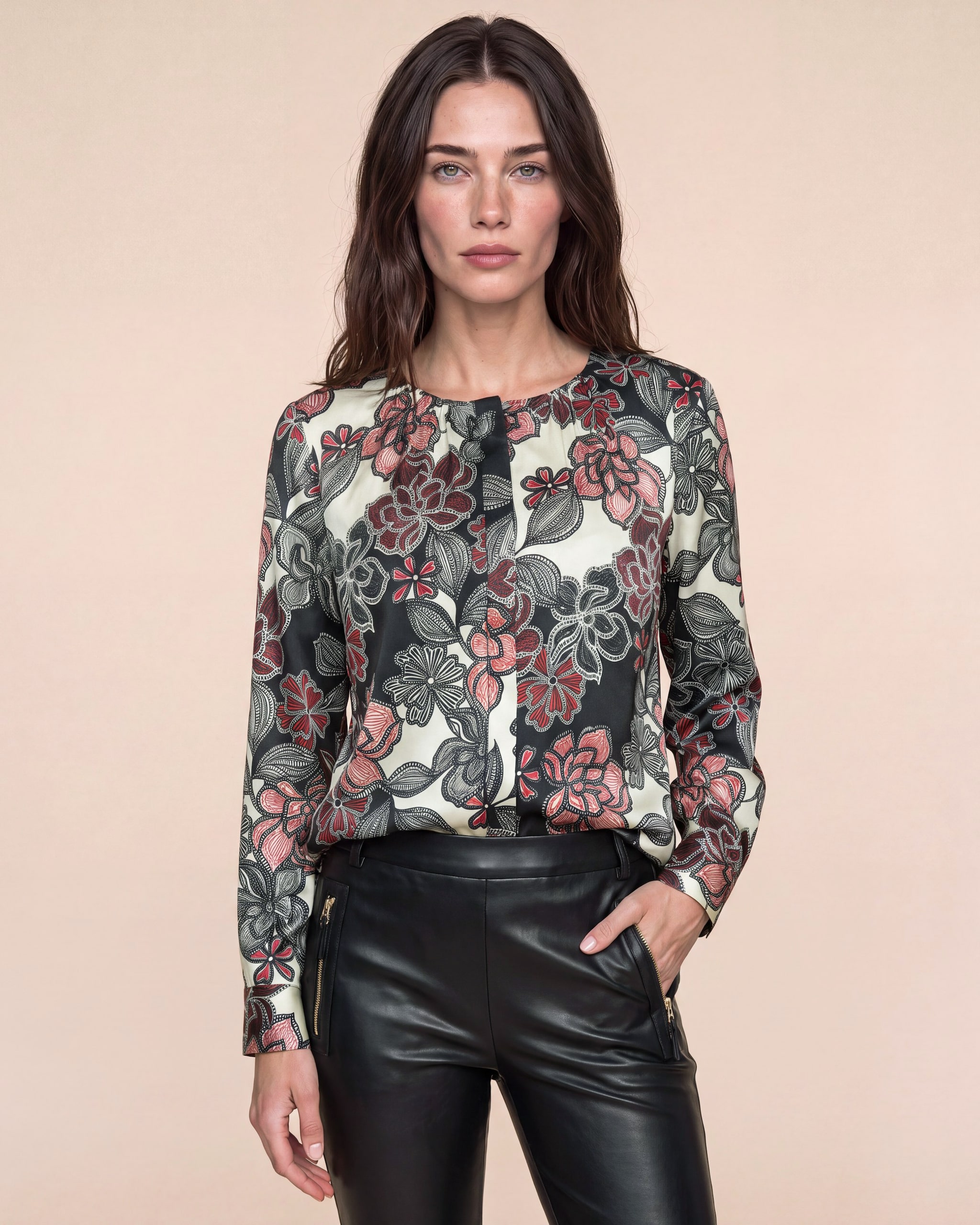 Produktabbildung für Satin-Bluse mit gerafftem Ausschnitt