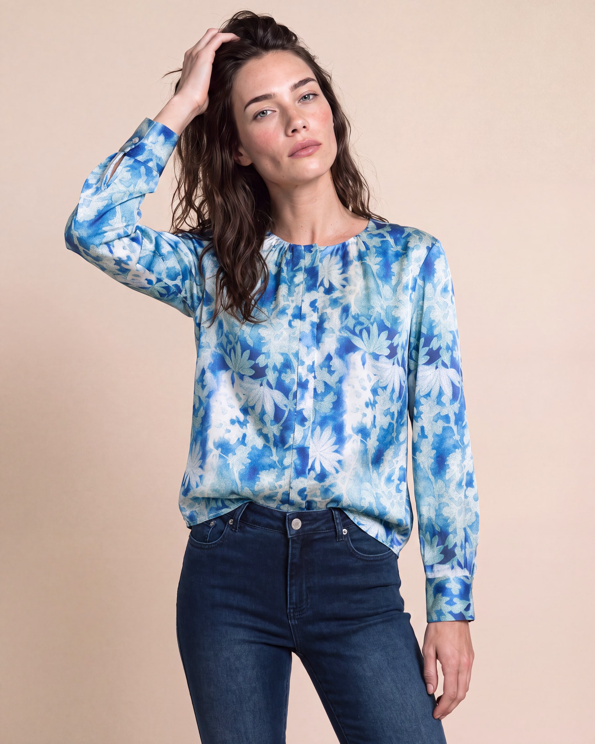 Produktabbildung für Satin-Bluse mit gerafftem Ausschnitt