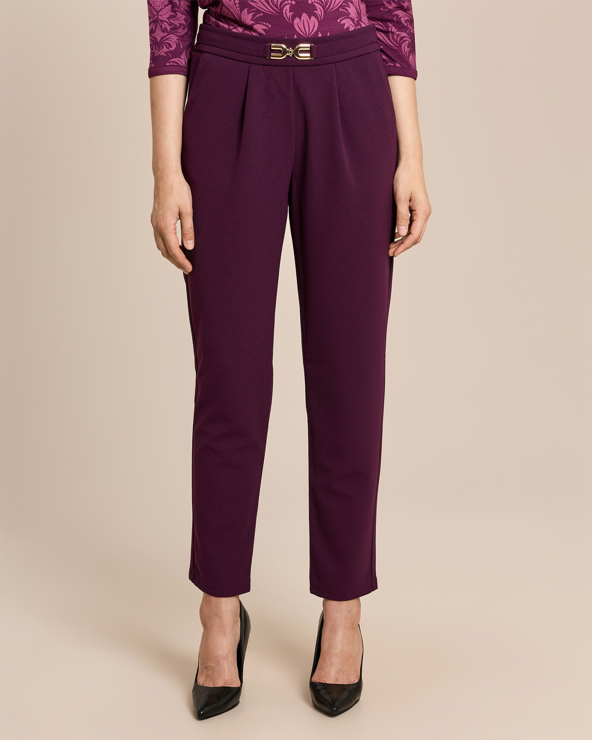 Produktabbildung für Slim Fit Hose mit Dekoelement am Bund