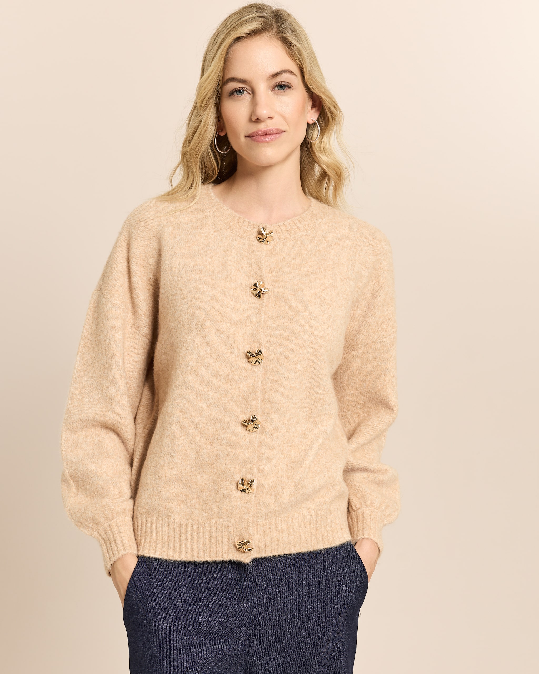 Produktabbildung für Strickjacke mit Zierknöpfen