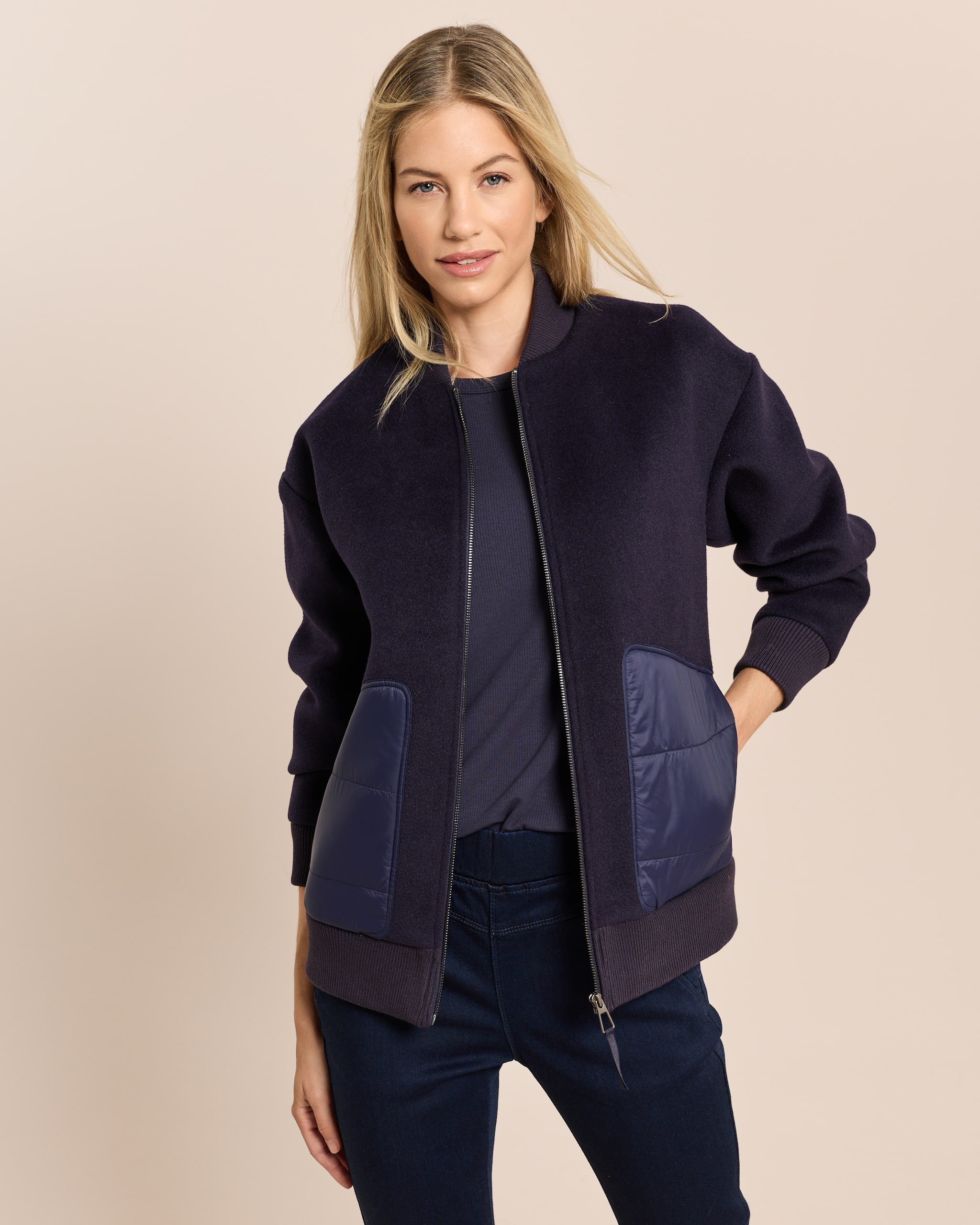 Produktabbildung für Jacke in Wolloptik mit Stepptaschen