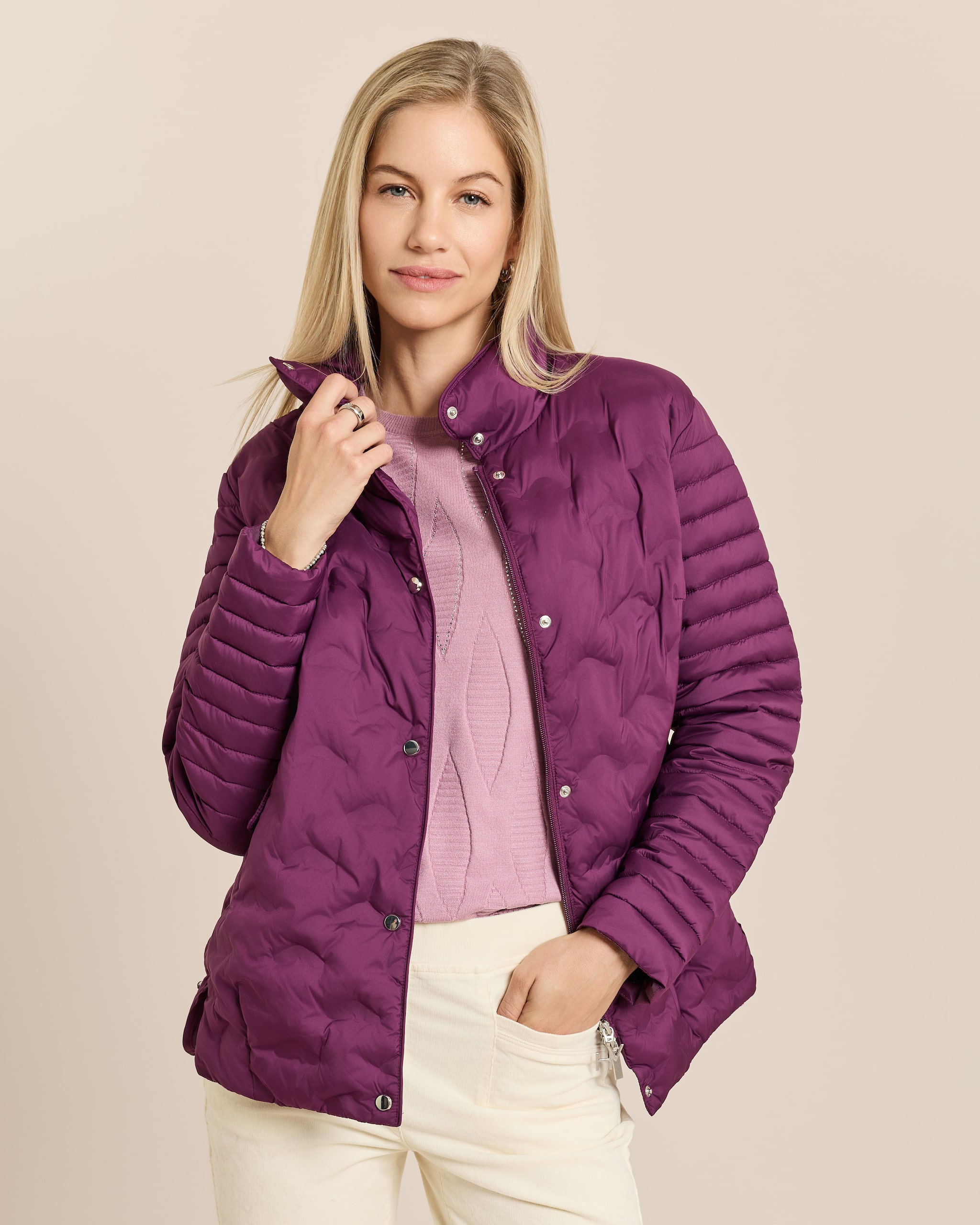 Produktabbildung für Steppjacke mit organischen Reliefs