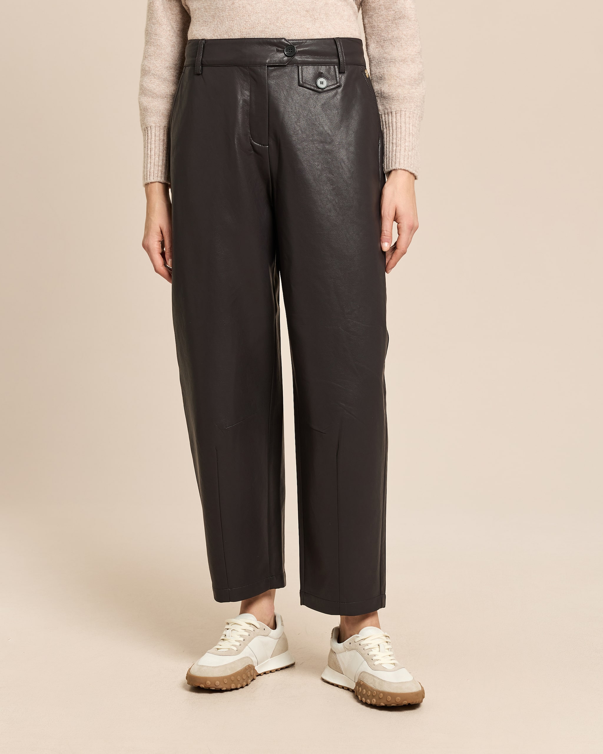 Produktabbildung für Barrel-Leg Hose aus veganem Leder