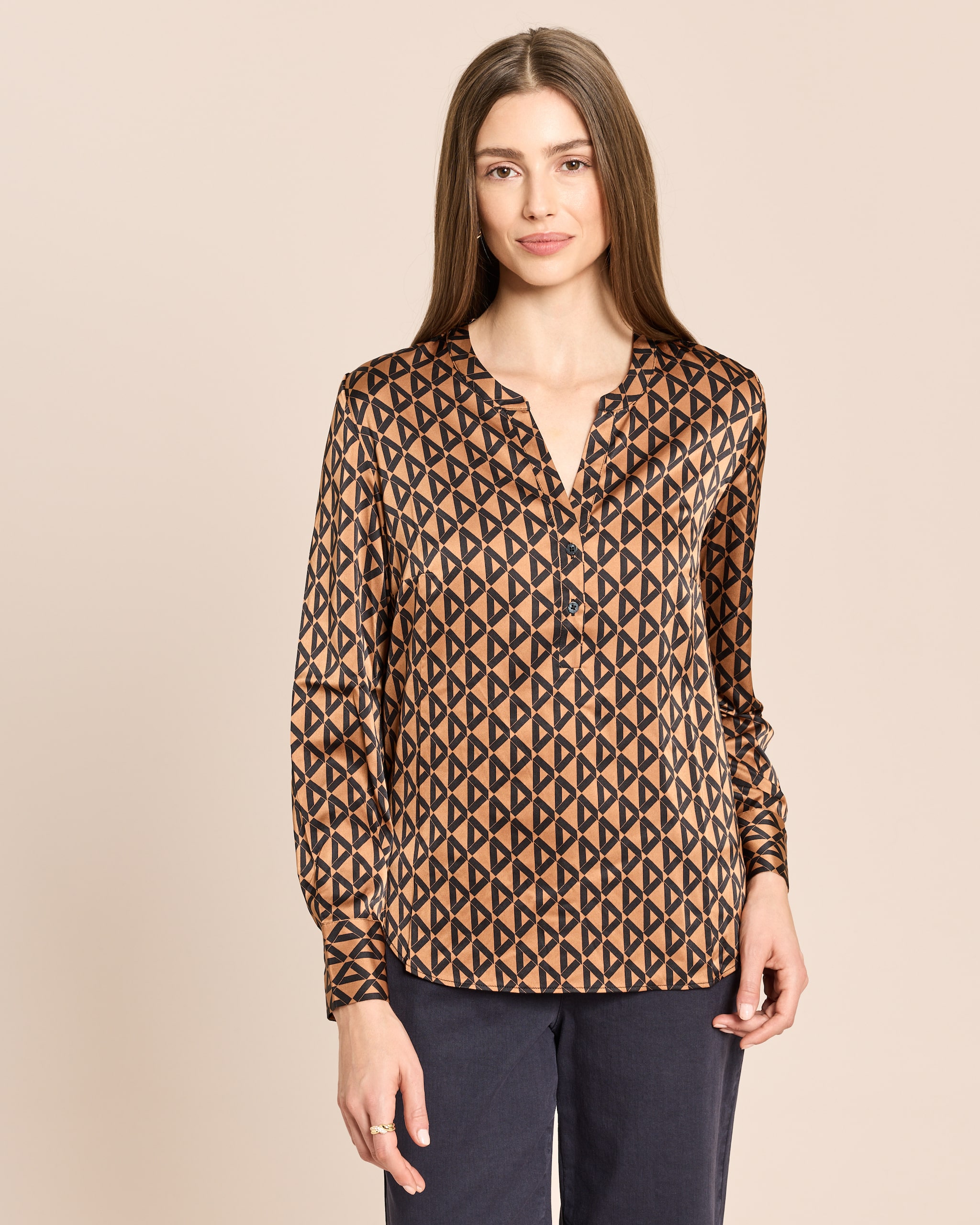 Produktabbildung für Satinbluse mit grafischem Print