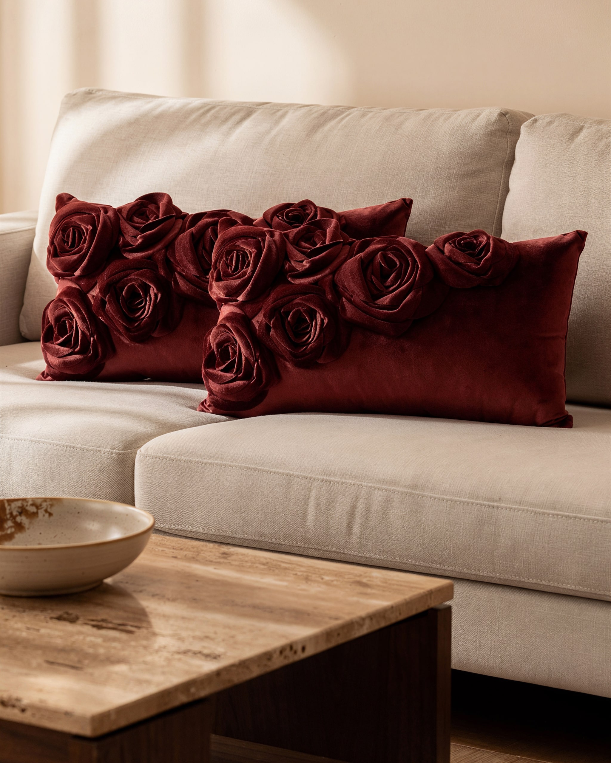 Produktabbildung für Velvet-Kissen „Rosen Applikation