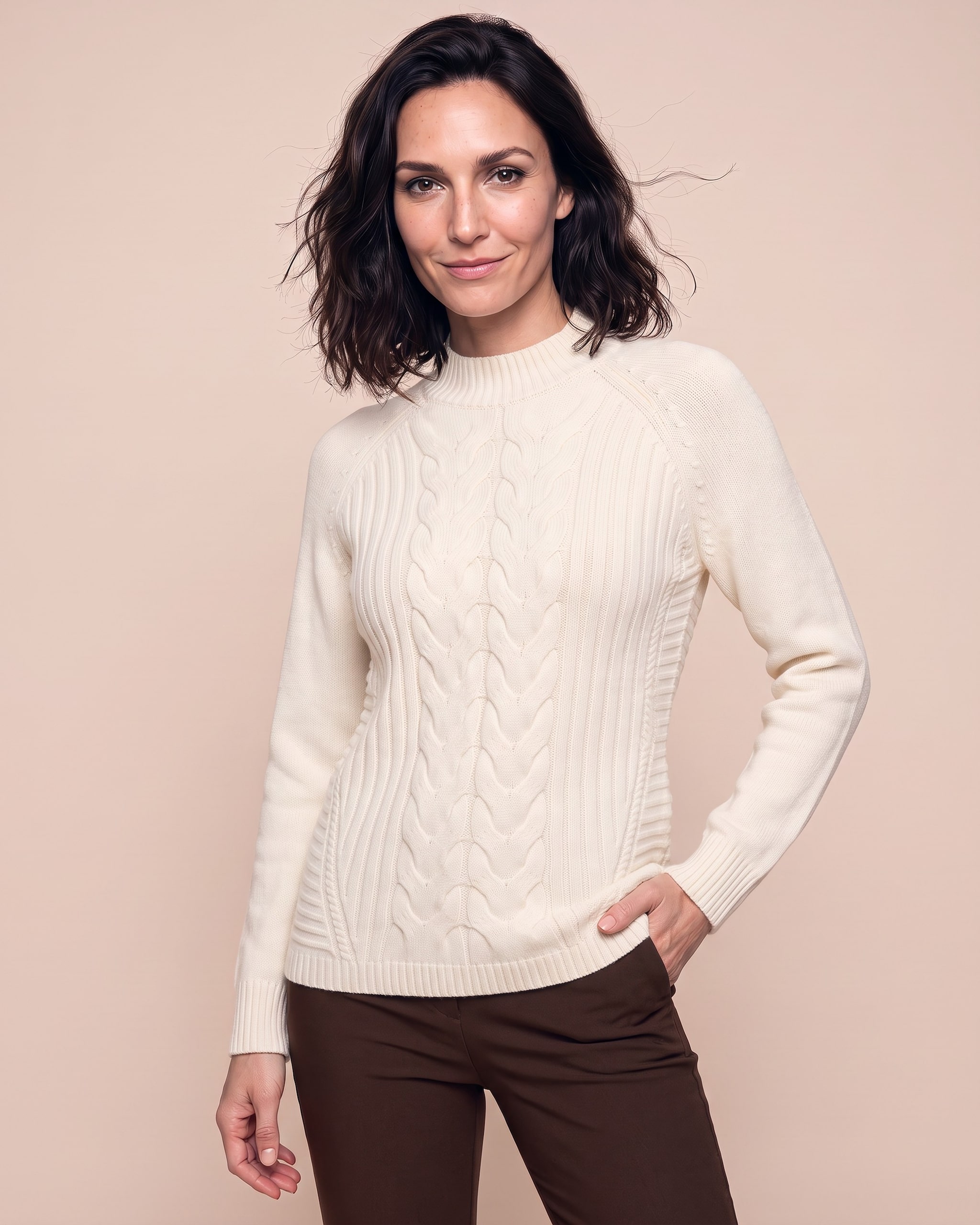 Produktabbildung für Pullover mit Zopfmuster und Stehkragen