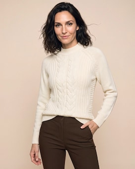 Produktabbildung für Pullover mit Zopfmuster und Stehkragen