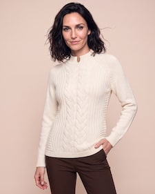 Produktabbildung für Pullover mit Zopfmuster und Stehkragen