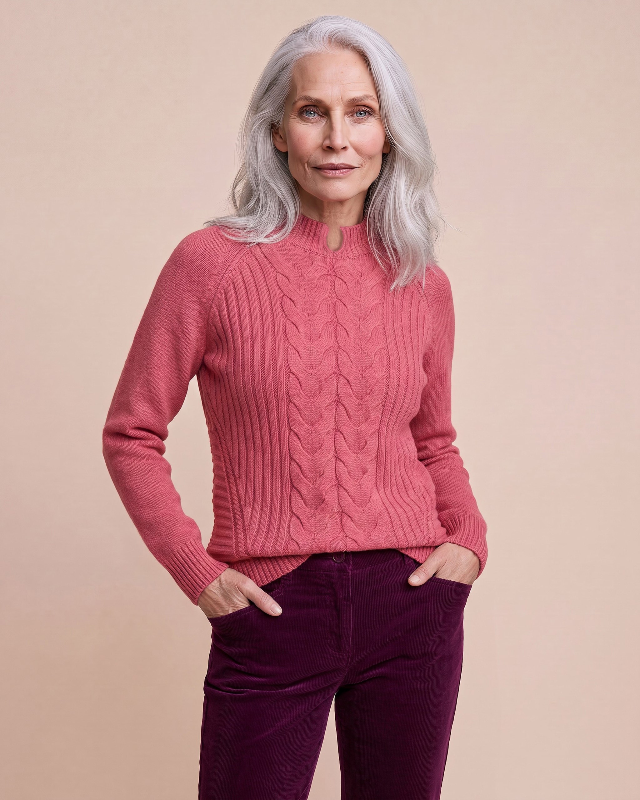 Produktabbildung für Pullover mit Zopfmuster und Stehkragen