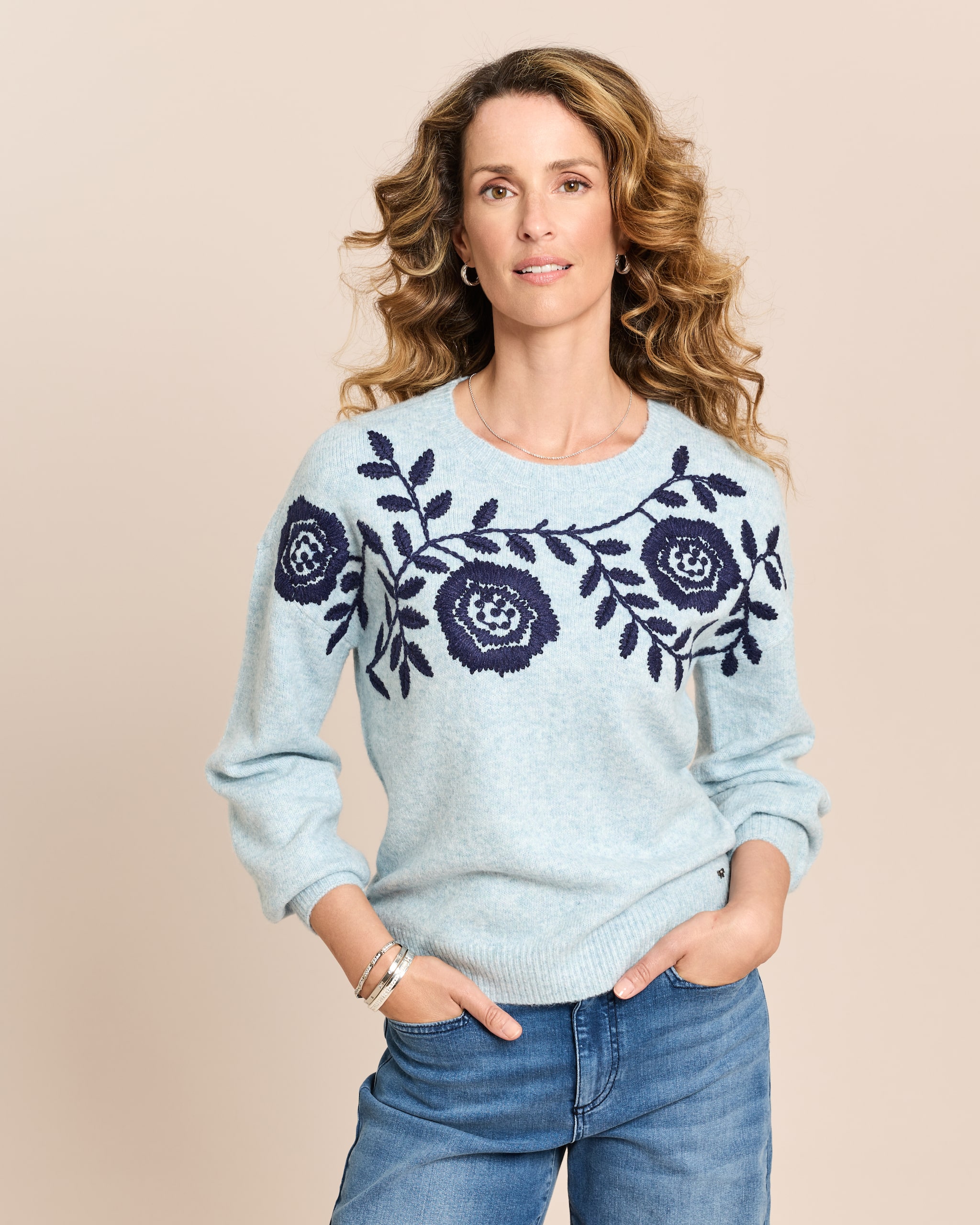 Produktabbildung für Pullover mit großen Blumen