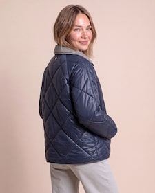 Produktabbildung für Steppjacke mit breitem Kragen