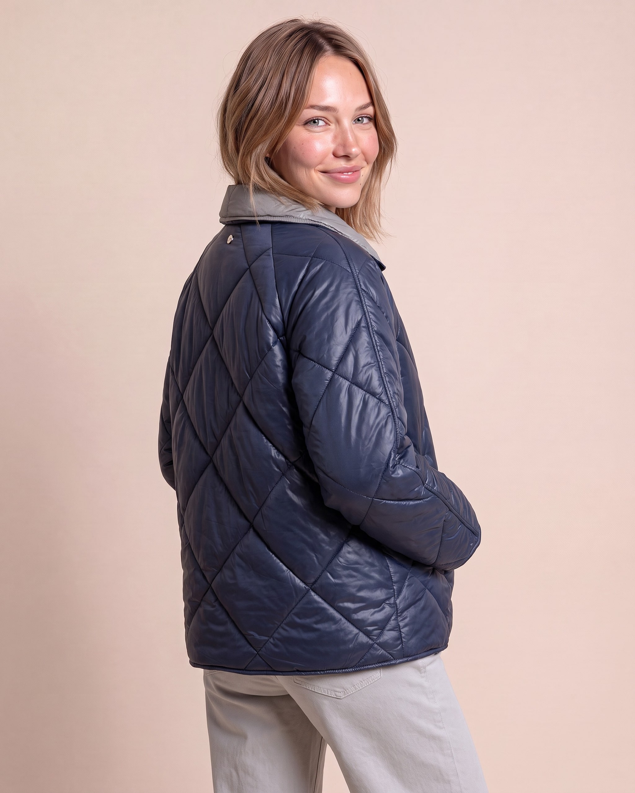Produktabbildung für Steppjacke mit breitem Kragen