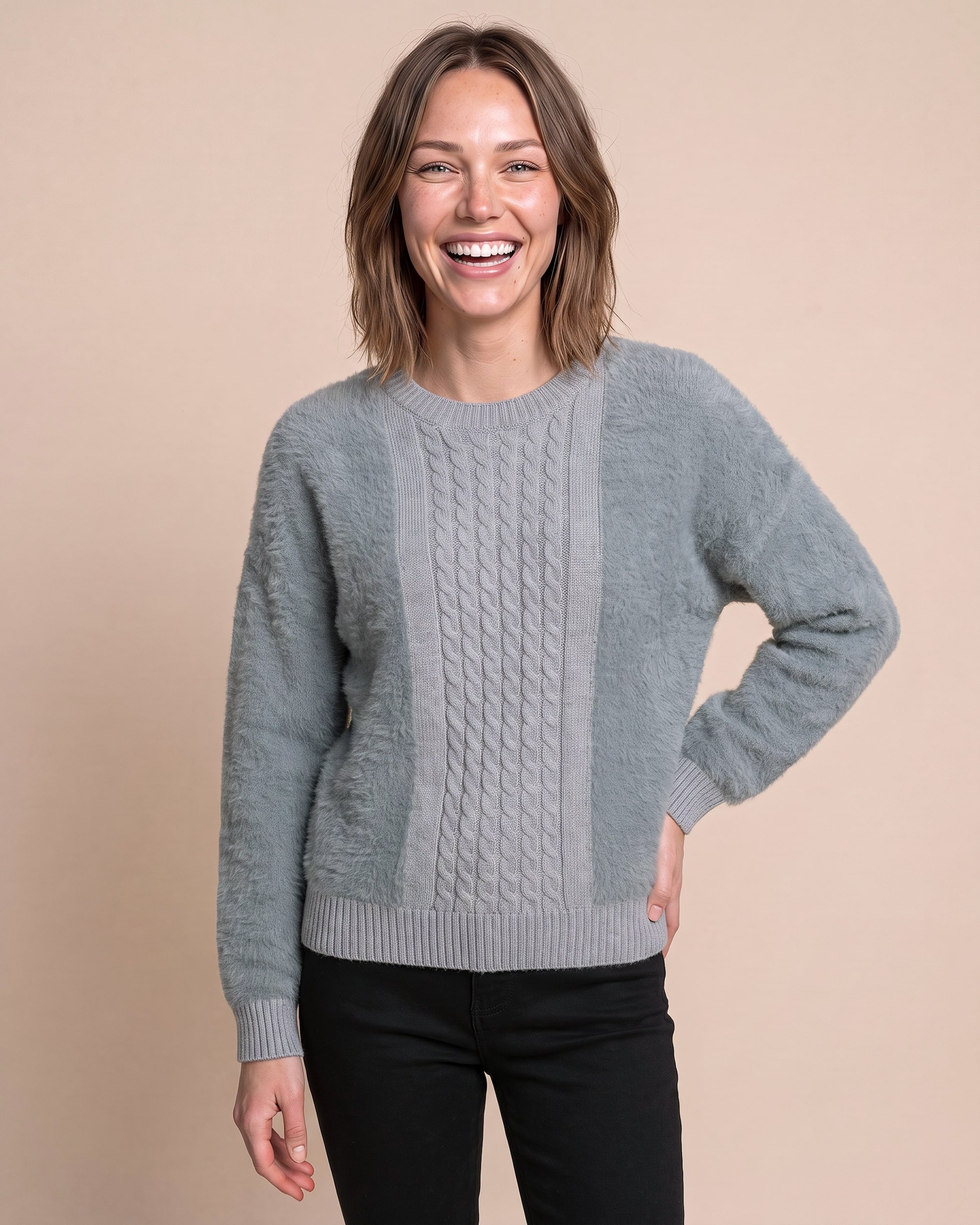 Produktabbildung für Strickpullover mit Zopfdetails