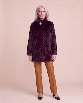 Produktabbildung für Longjacke aus Webpelz mit Brosche