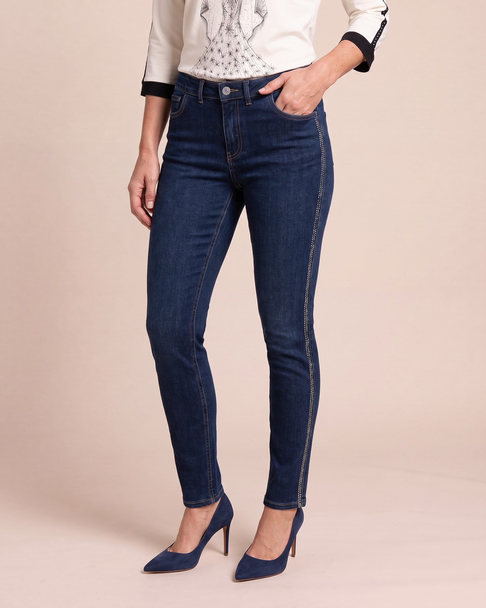 Produktabbildung für Slim Fit Jeans mit Strassdeko