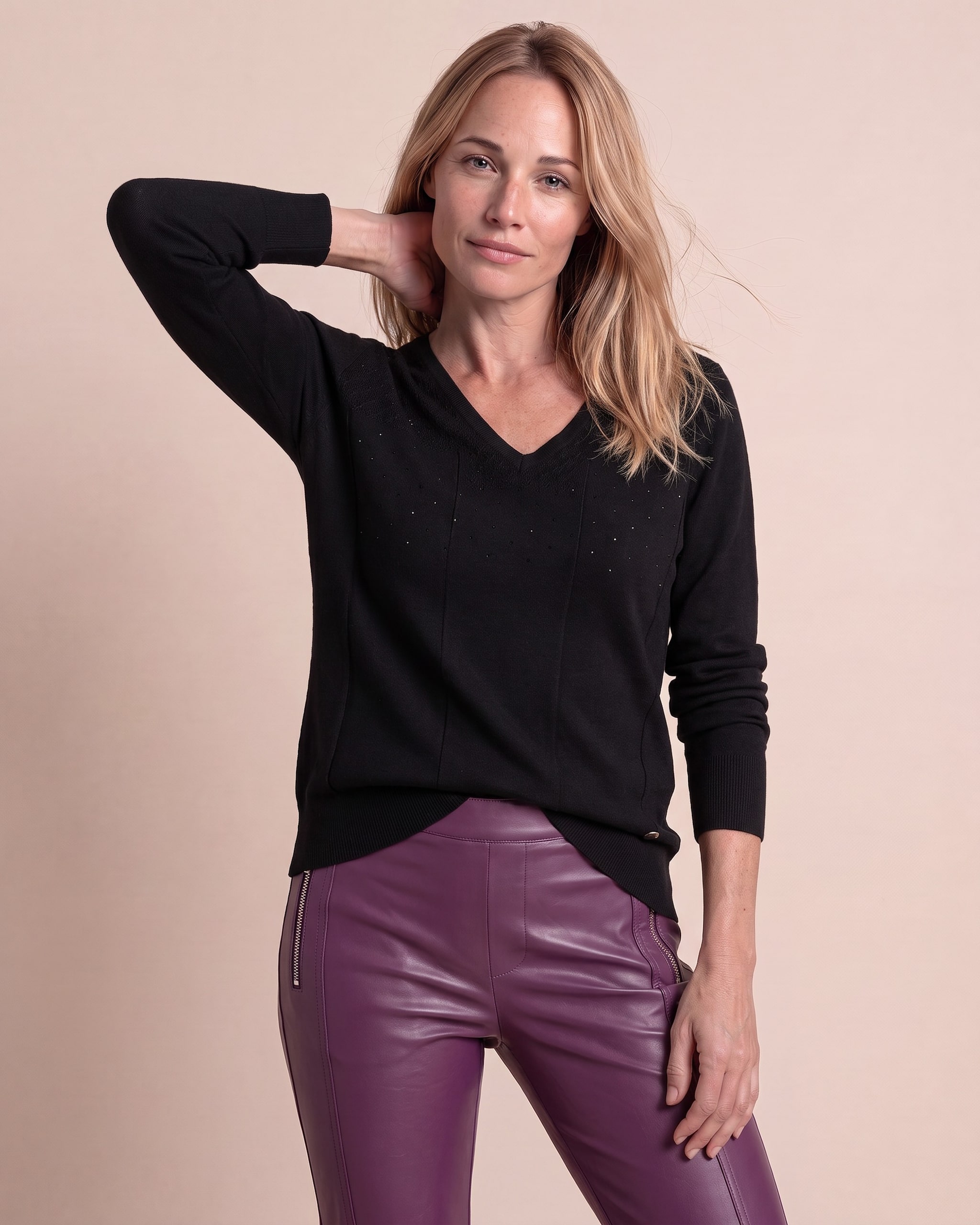 Produktabbildung für Pullover mit V-Ausschnitt und Steinchen