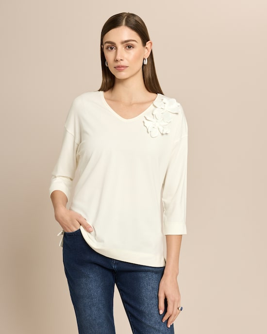 Produktabbildung für Shirt mit Blumenapplikation