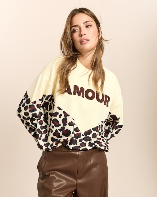 Produktabbildung für Sweatshirt Amore mit Leo Print