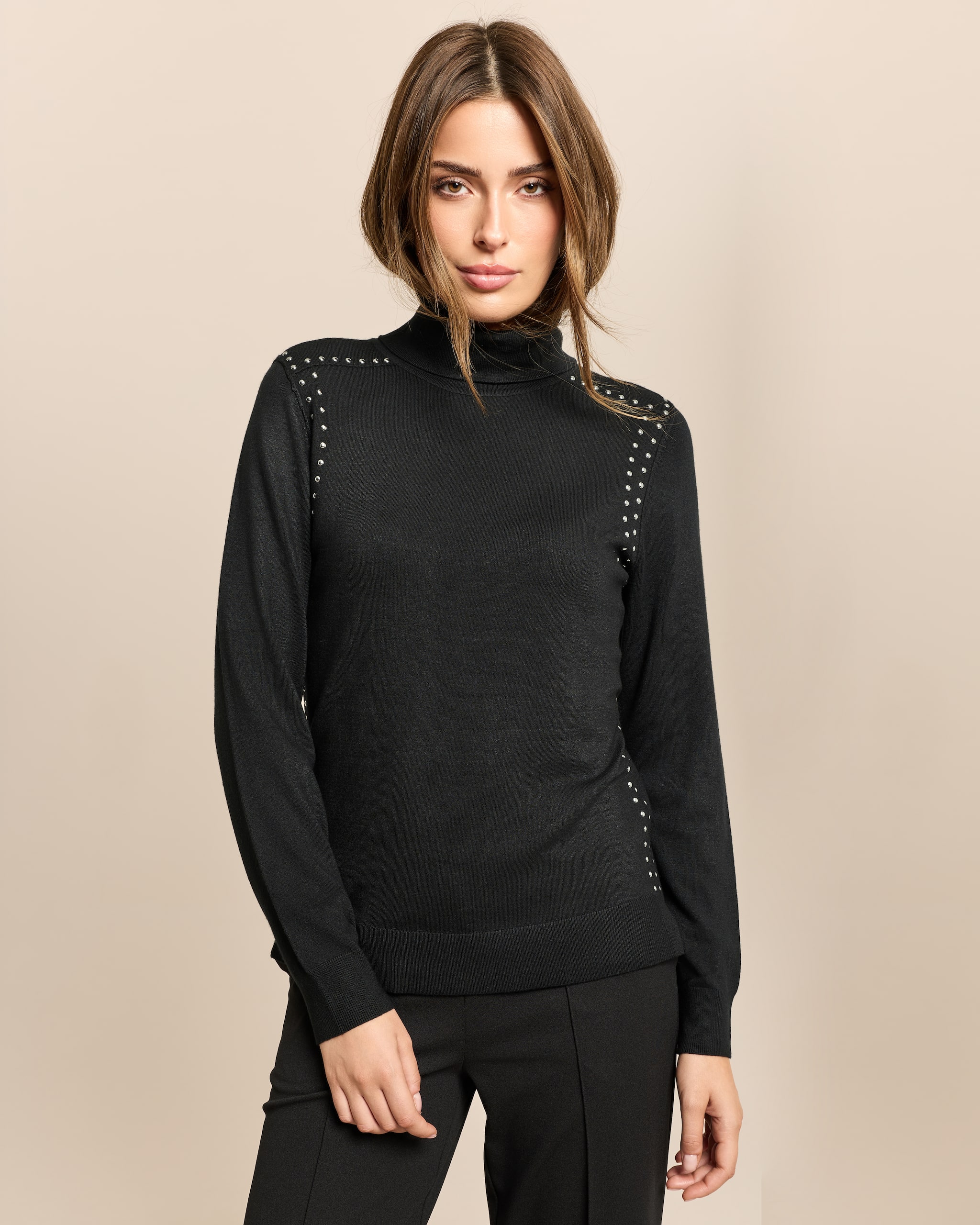 Produktabbildung für Rollkragenpullover mit Nietenbesatz